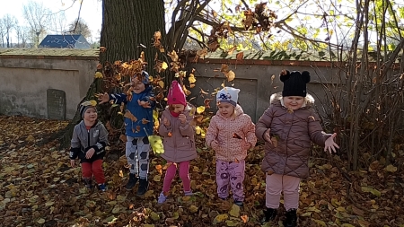 Jesienne zabawy Żabek na świeżym powietrzu 