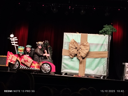 Przedstawienie teatralne pt. ''Zaginiony prezent''