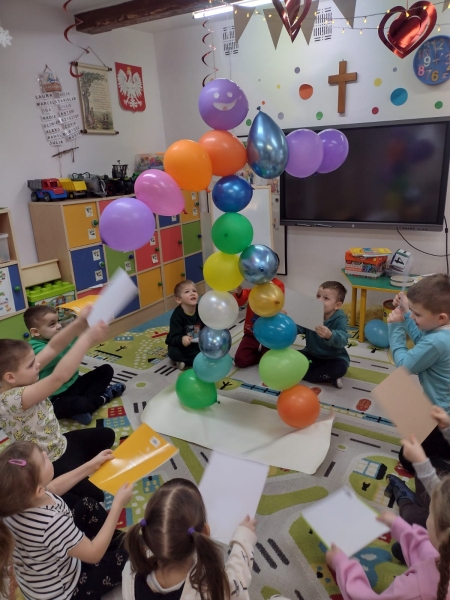 Zabawy z Balonami sposobem do nauki współpracy w Sówkach