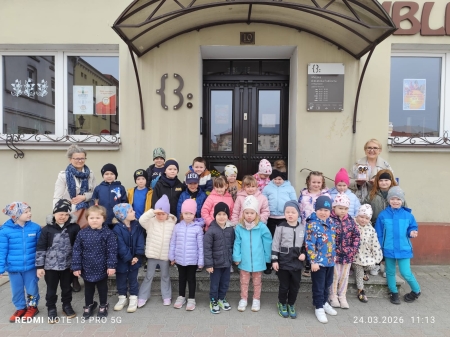 Przedszkolacy z Trzebosza w odwiedzinach w Miejskiej Bibliotece Publicznej w Bojanowie Miejskiej 