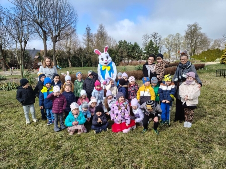 Przedszkolacy z Trzebosza na spotkaniu z zajączkiem w Pałacu 