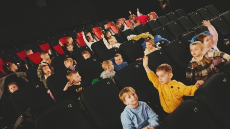 Przedszkolacy z Trzebosza na wycieczce w Multikinie w Lesznie - lekcja kinowa 