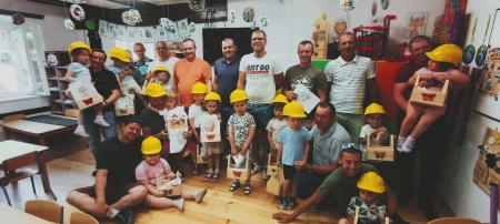 Dzień Taty u Żabek - warsztaty stolarskie 